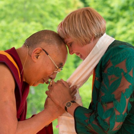 37_WISDOM-OF-HAPPINESS_The-Dalai-Lama-greeting-Claudia-Roth-member-of-German-Government-_Photography-by-Manuel-Bauer_Copyright-Das-Kollektiv-GmbH