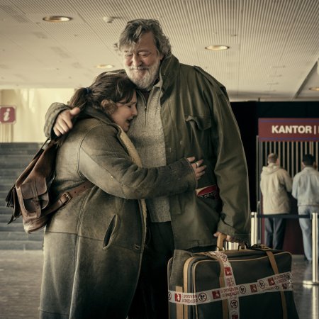 Ruth ( Lena Dunham) , Edek ( Stephen Fry ), Komparserie